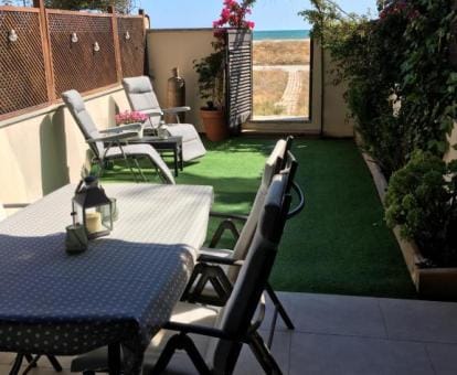 Beach Flat with Garden