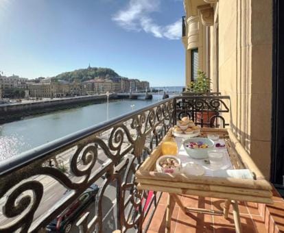 Deluxe Apt-Views To Historic Maria Cristina Hotel