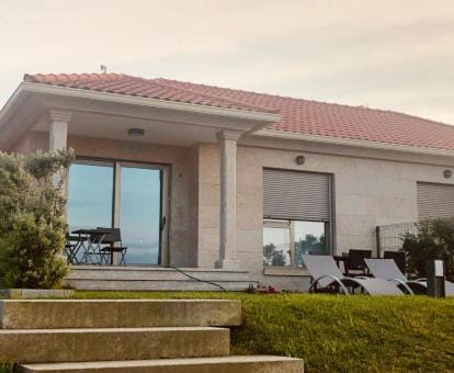 Casa con Jardín Al Lado de Playa Hío