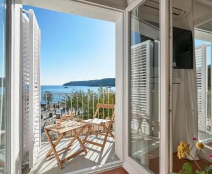 Beachfront Suite with Balcony And Breathtaking Sea Views In Cada