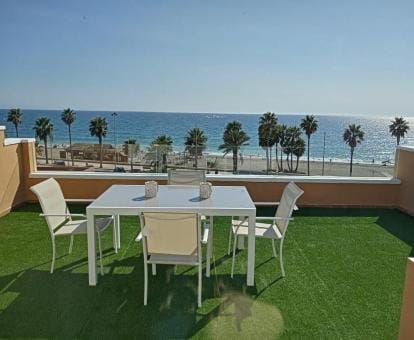 Coqueto Estudio-Ático en Primera Línea de Playa con Preciosas Vi